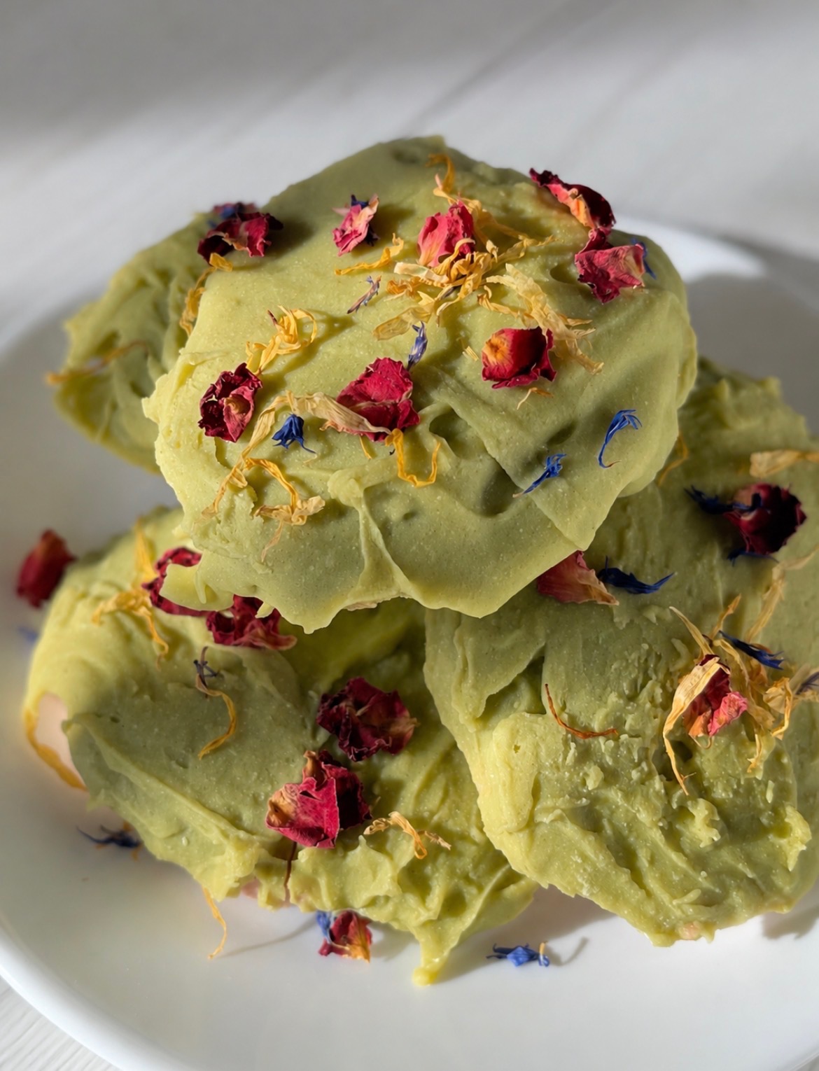 Matcha cookies with edible flowers